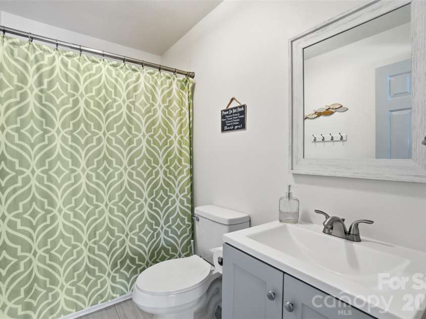 449 Island View Drive, Lexington, NC 27292.  MLS# CAR4368104, YatesRealty ID 24970. Main Level Full Bathroom