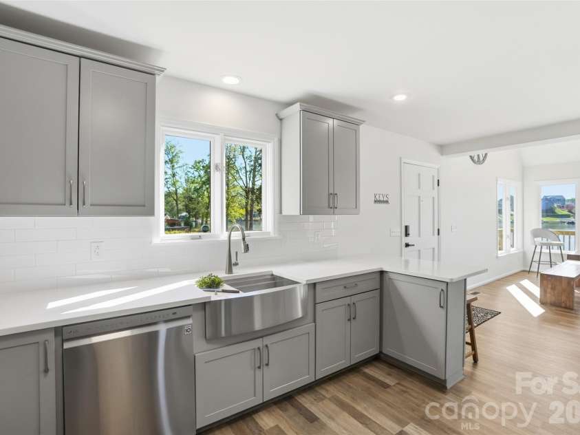 449 Island View Drive, Lexington, NC 27292.  MLS# CAR4368104, YatesRealty ID 24970. Premium Cabinets / Quartz Countertop