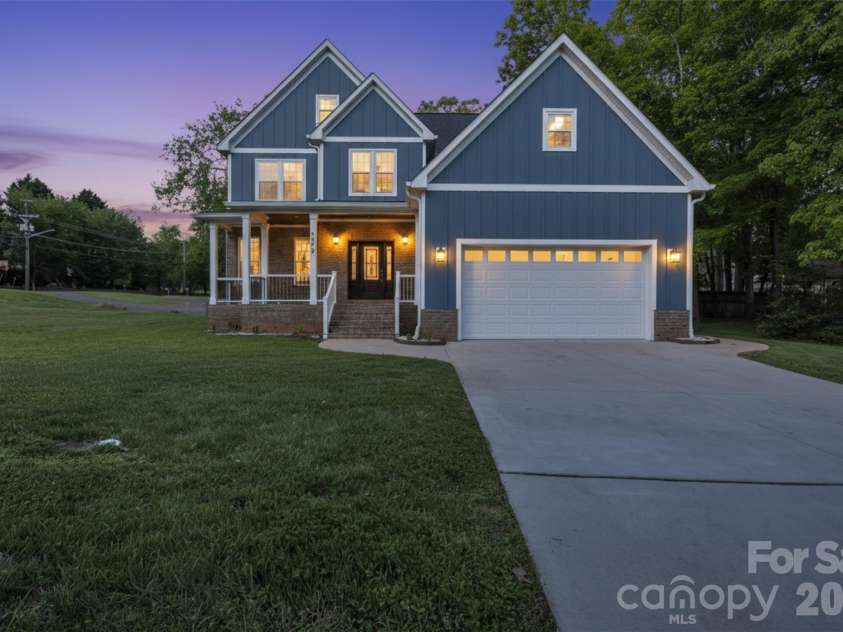 3075 Jamestown Drive, Gastonia, NC 28054.  MLS# CAR4384906, YatesRealty ID 24971. 