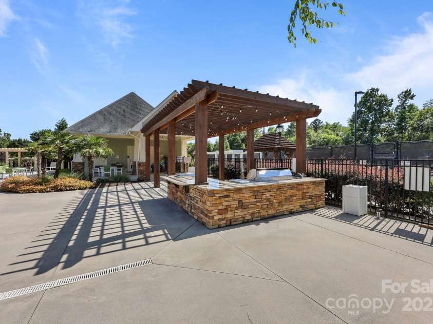 11621 Mount Argus Drive, Cornelius, NC 28031.  MLS# CAR4251718, YatesRealty ID 24977. Outdoor community grills near the tennis courts and pool