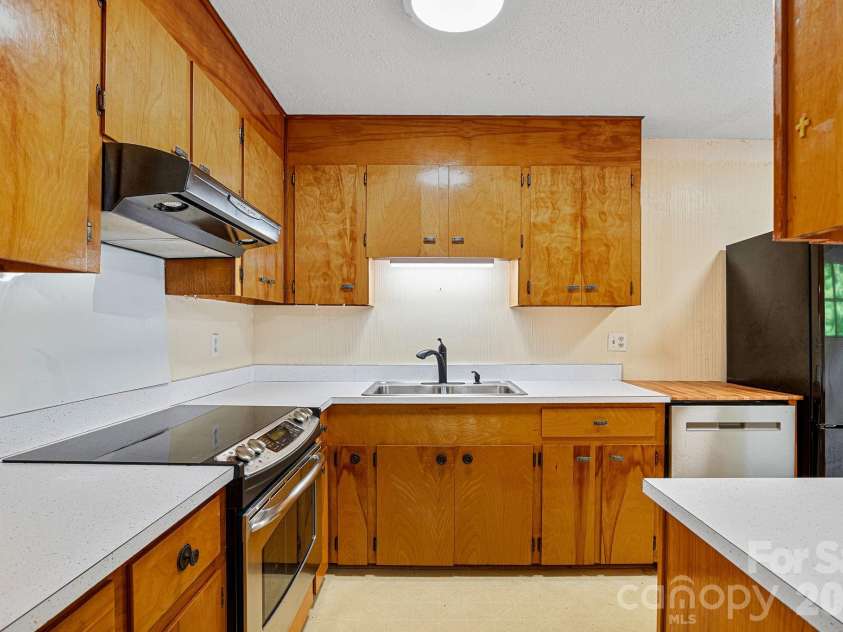 3214 Debbie Drive, Hendersonville, NC 28791.  MLS# CAR4310243, YatesRealty ID 2498. Kitchen 