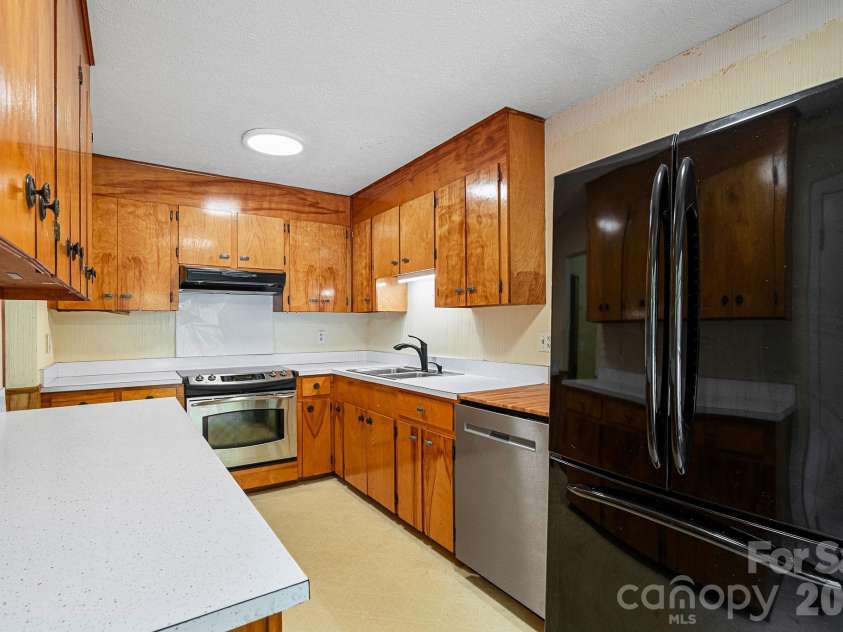 3214 Debbie Drive, Hendersonville, NC 28791.  MLS# CAR4310243, YatesRealty ID 2498. Kitchen