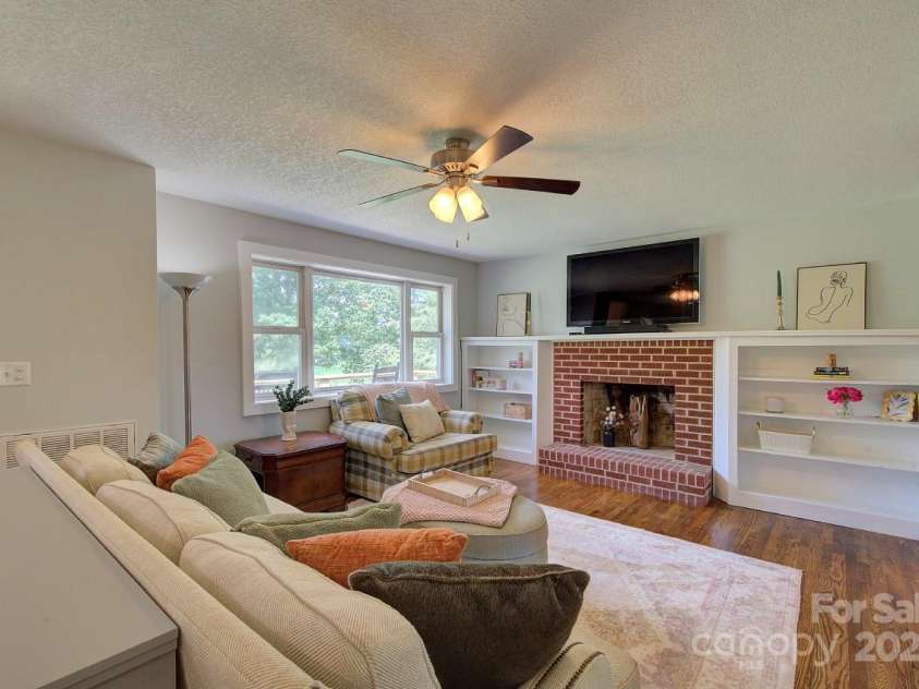 816 Mills Gap Road, Hendersonville, NC 28792.  MLS# CAR4278073, YatesRealty ID 24983. 