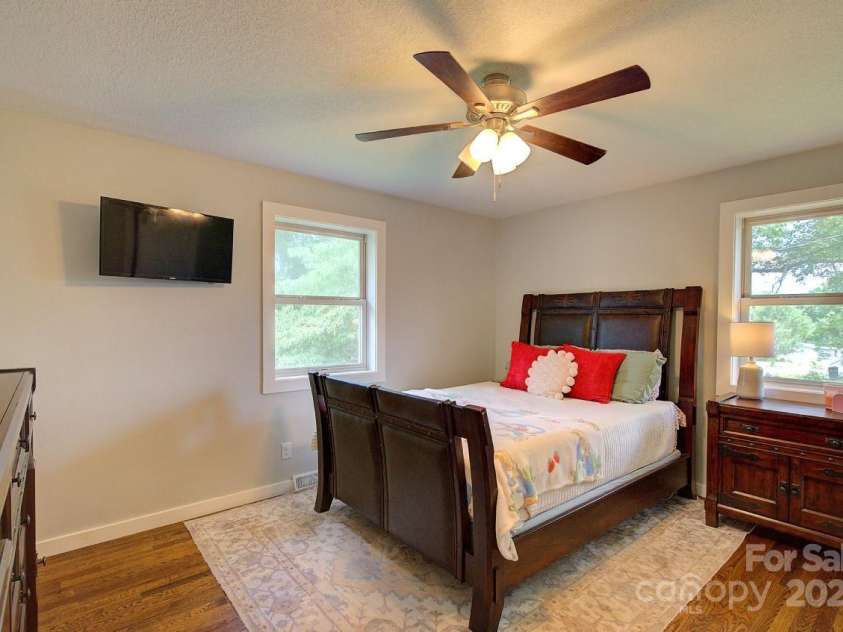 816 Mills Gap Road, Hendersonville, NC 28792.  MLS# CAR4278073, YatesRealty ID 24983. 