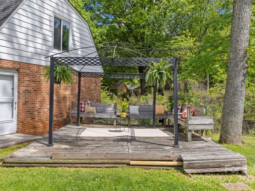 6035 Idlebrook Drive, Charlotte, NC 28212.  MLS# CAR4247653, YatesRealty ID 24986. 