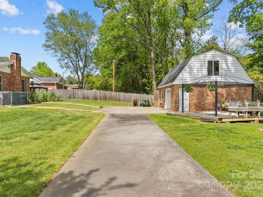 6035 Idlebrook Drive, Charlotte, NC 28212.  MLS# CAR4247653, YatesRealty ID 24986. 
