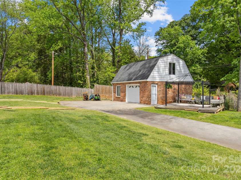 6035 Idlebrook Drive, Charlotte, NC 28212.  MLS# CAR4247653, YatesRealty ID 24986. Detached garage has it's own driveway, entrance and outdoor living space. Situated on almost half an acre, with a fully fenced backyard. No HOA. Hello income producing possibilities!