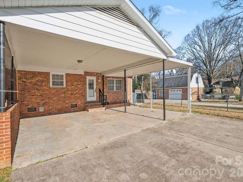 6035 Idlebrook Drive, Charlotte, NC 28212.  MLS# CAR4334979, YatesRealty ID 24986. 