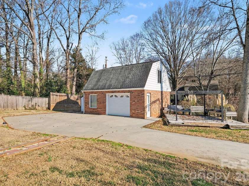 6035 Idlebrook Drive, Charlotte, NC 28212.  MLS# CAR4334979, YatesRealty ID 24986. 