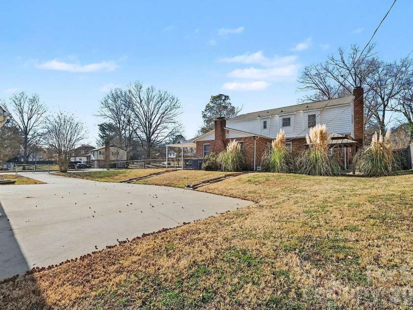 6035 Idlebrook Drive, Charlotte, NC 28212.  MLS# CAR4334979, YatesRealty ID 24986. 