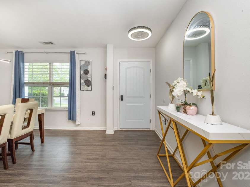 9524 Eagle Feathers Drive, Charlotte, NC 28214.  MLS# CAR4264722, YatesRealty ID 24988. Entry Hall