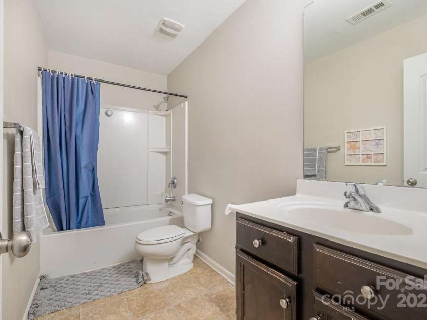 9524 Eagle Feathers Drive, Charlotte, NC 28214.  MLS# CAR4264722, YatesRealty ID 24988. Full Bathroom