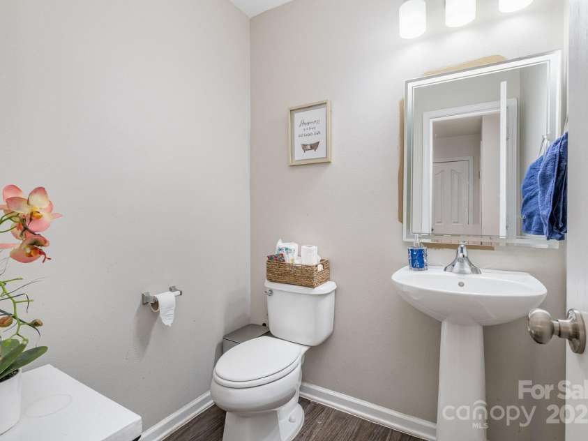 9524 Eagle Feathers Drive, Charlotte, NC 28214.  MLS# CAR4264722, YatesRealty ID 24988. Half bathroom