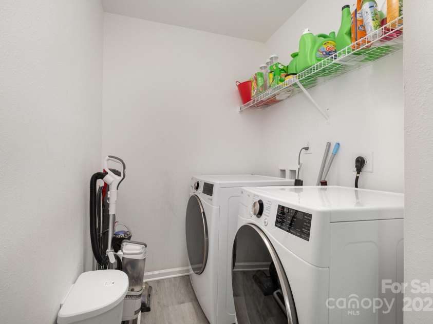 9524 Eagle Feathers Drive, Charlotte, NC 28214.  MLS# CAR4264722, YatesRealty ID 24988. Laundry Room