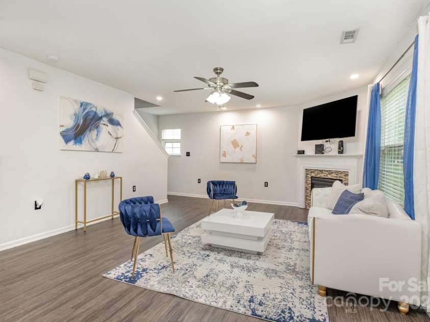 9524 Eagle Feathers Drive, Charlotte, NC 28214.  MLS# CAR4264722, YatesRealty ID 24988. Living Room