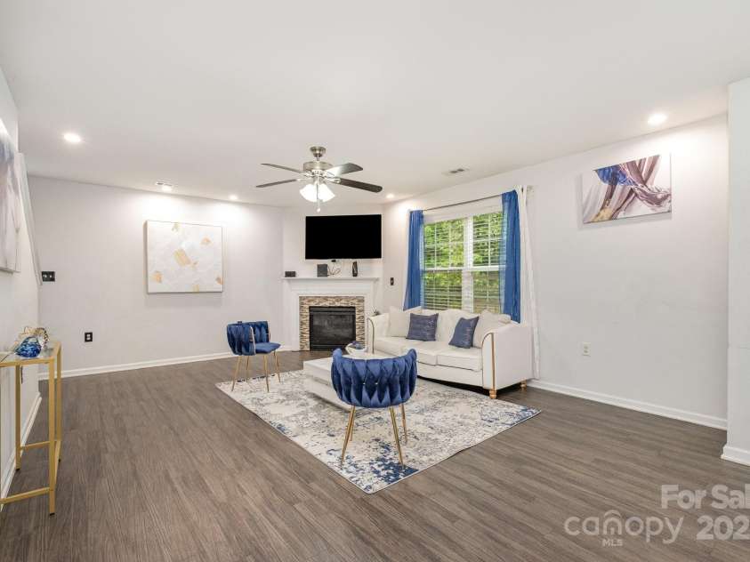 9524 Eagle Feathers Drive, Charlotte, NC 28214.  MLS# CAR4264722, YatesRealty ID 24988. Living Room