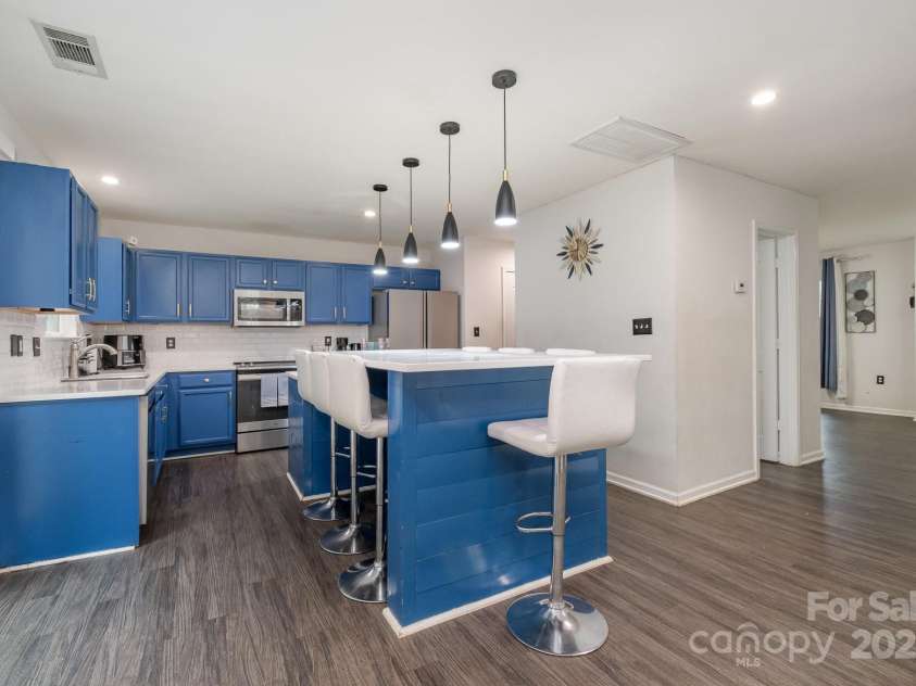 9524 Eagle Feathers Drive, Charlotte, NC 28214.  MLS# CAR4264722, YatesRealty ID 24988. Open Floor Plan