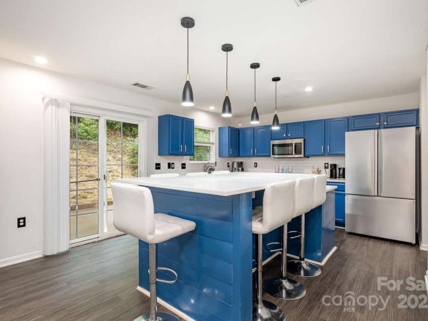 9524 Eagle Feathers Drive, Charlotte, NC 28214.  MLS# CAR4264722, YatesRealty ID 24988. Oversized kitchen island
