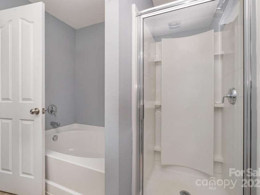 9524 Eagle Feathers Drive, Charlotte, NC 28214.  MLS# CAR4264722, YatesRealty ID 24988. Primary Bathroom