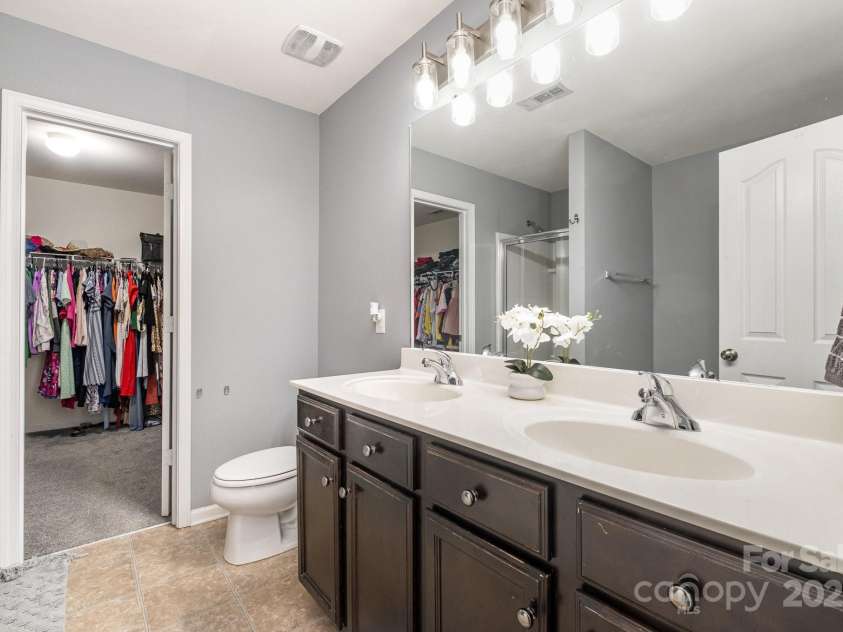 9524 Eagle Feathers Drive, Charlotte, NC 28214.  MLS# CAR4264722, YatesRealty ID 24988. Primary Bathroom