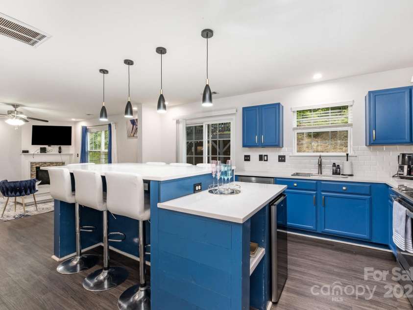 9524 Eagle Feathers Drive, Charlotte, NC 28214.  MLS# CAR4264722, YatesRealty ID 24988. Stunning modern kitchen
