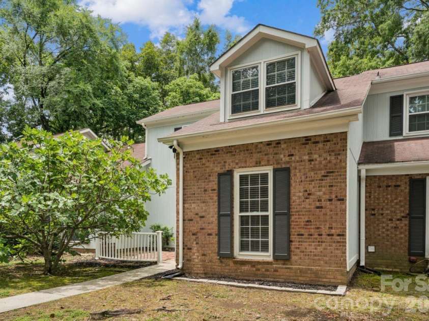11128 Sevilla Court, Charlotte, NC 28226.  MLS# CAR4405077, YatesRealty ID 24990. 