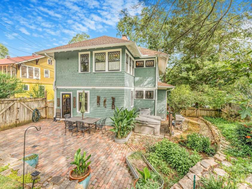 84 Elizabeth Street, Asheville, NC 28801.  MLS# CAR4271079, YatesRealty ID 24994. 