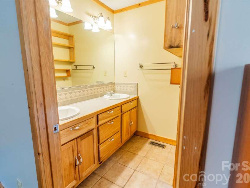 106 Cabin Creek Road, Sylva, NC 28779.  MLS# CAR4368316, YatesRealty ID 24995. 