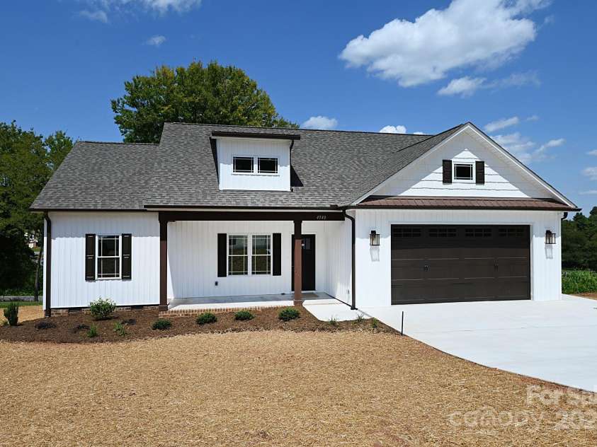4940 Southview Drive, Hickory, NC 28602.  MLS# CAR4275287, YatesRealty ID 24995. 