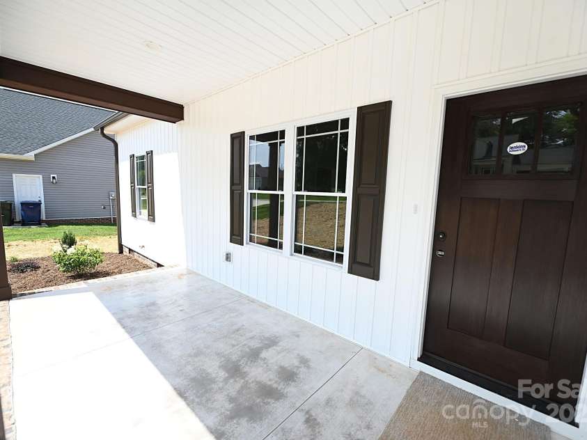 4940 Southview Drive, Hickory, NC 28602.  MLS# CAR4275287, YatesRealty ID 24995. 