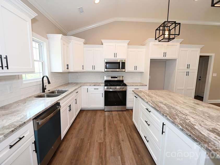 4940 Southview Drive, Hickory, NC 28602.  MLS# CAR4275287, YatesRealty ID 24995. 