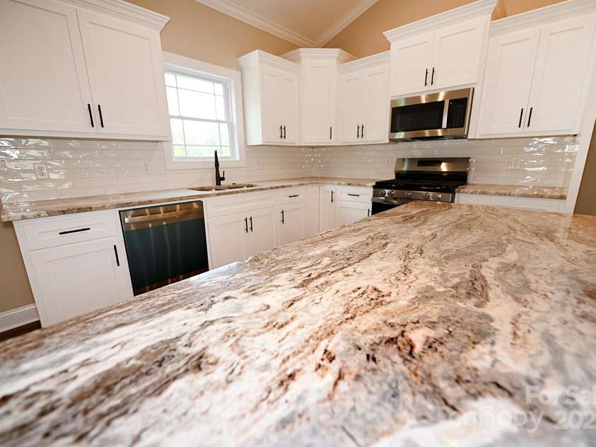 4940 Southview Drive, Hickory, NC 28602.  MLS# CAR4275287, YatesRealty ID 24995. 