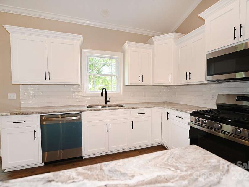 4940 Southview Drive, Hickory, NC 28602.  MLS# CAR4275287, YatesRealty ID 24995. 