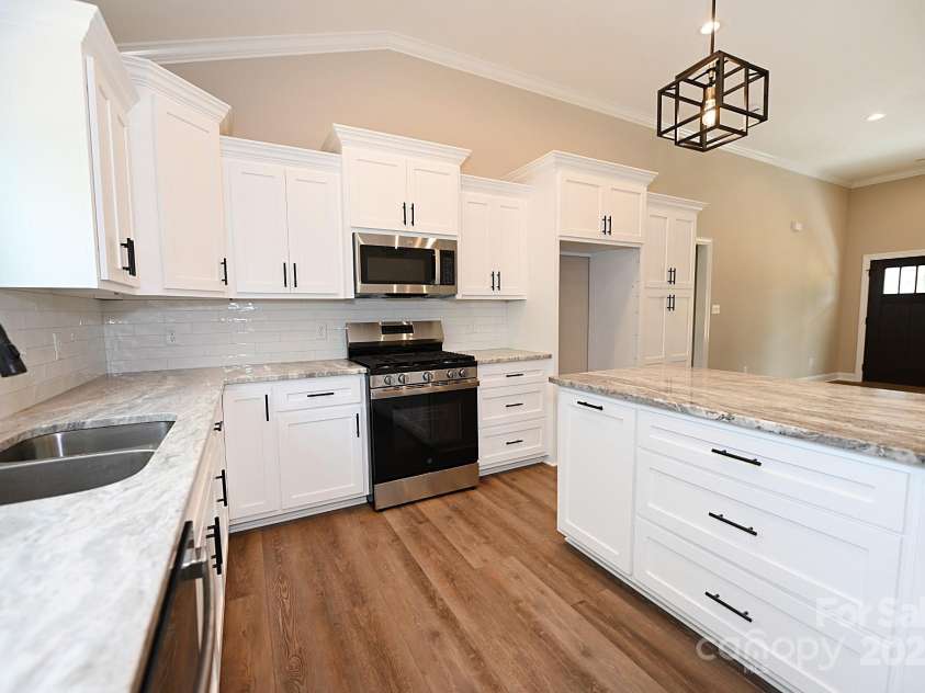 4940 Southview Drive, Hickory, NC 28602.  MLS# CAR4275287, YatesRealty ID 24995. 