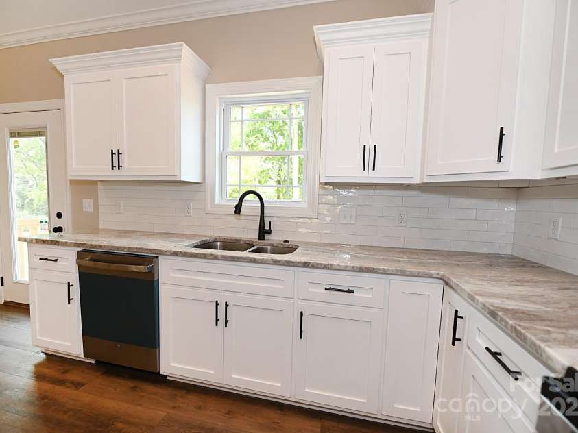 4940 Southview Drive, Hickory, NC 28602.  MLS# CAR4275287, YatesRealty ID 24995. 