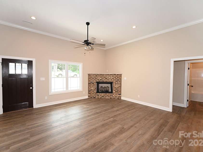 4940 Southview Drive, Hickory, NC 28602.  MLS# CAR4275287, YatesRealty ID 24995. 