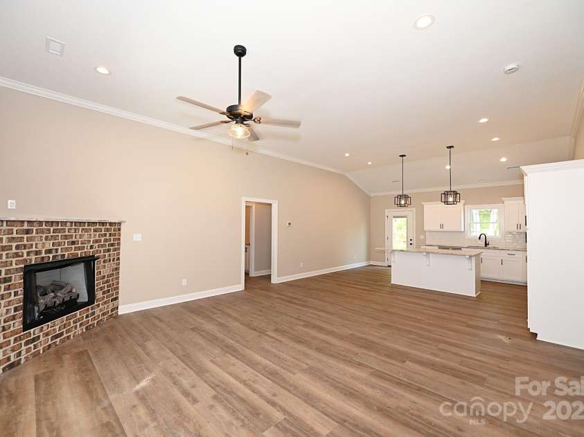 4940 Southview Drive, Hickory, NC 28602.  MLS# CAR4275287, YatesRealty ID 24995. 