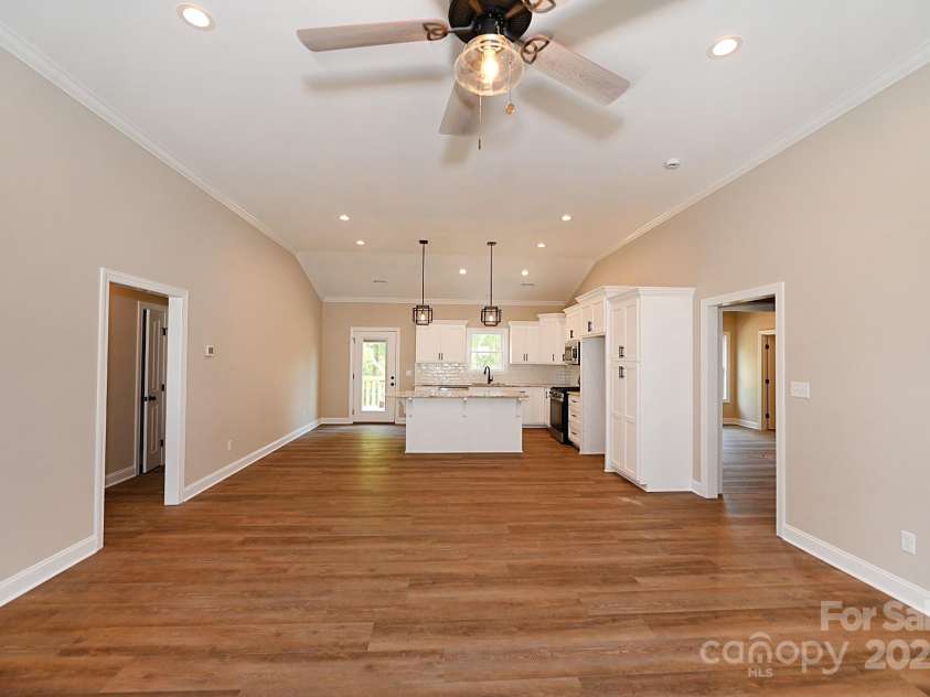 4940 Southview Drive, Hickory, NC 28602.  MLS# CAR4275287, YatesRealty ID 24995. 