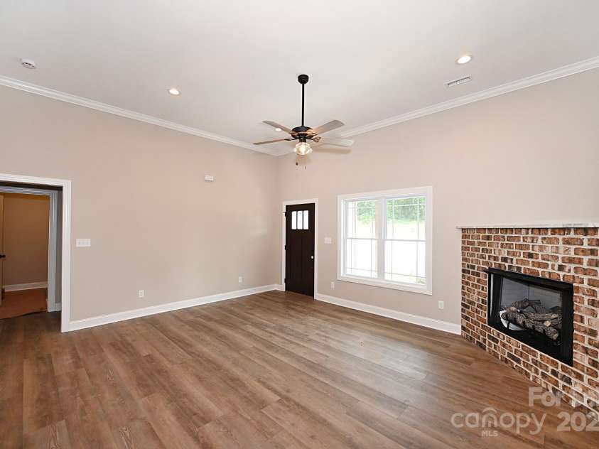 4940 Southview Drive, Hickory, NC 28602.  MLS# CAR4275287, YatesRealty ID 24995. 