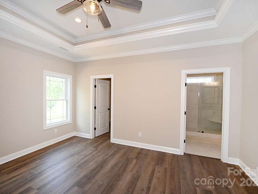 4940 Southview Drive, Hickory, NC 28602.  MLS# CAR4275287, YatesRealty ID 24995. 