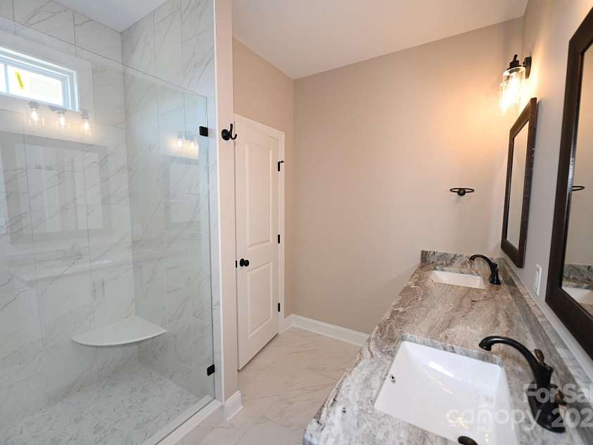 4940 Southview Drive, Hickory, NC 28602.  MLS# CAR4275287, YatesRealty ID 24995. 