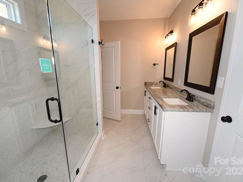 4940 Southview Drive, Hickory, NC 28602.  MLS# CAR4275287, YatesRealty ID 24995. 