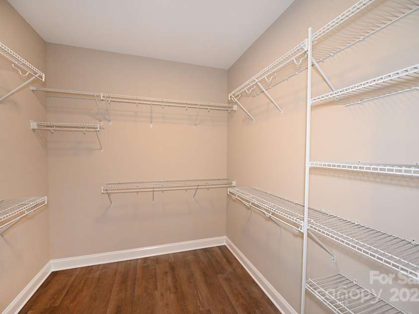 4940 Southview Drive, Hickory, NC 28602.  MLS# CAR4275287, YatesRealty ID 24995. 