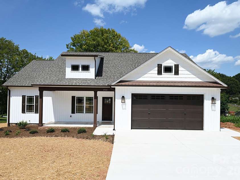 4940 Southview Drive, Hickory, NC 28602.  MLS# CAR4275287, YatesRealty ID 24995. 