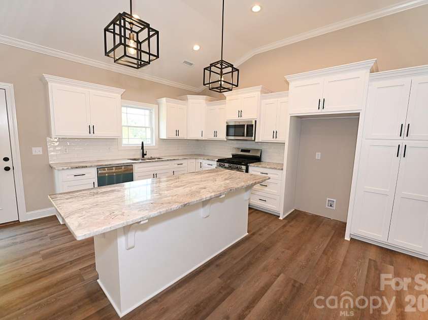 4940 Southview Drive, Hickory, NC 28602.  MLS# CAR4275287, YatesRealty ID 24995. 