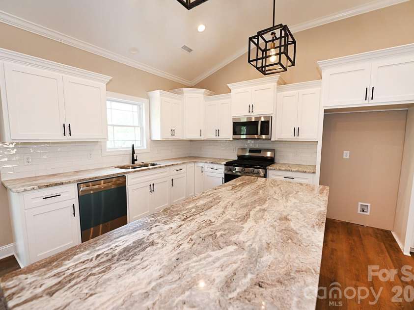 4940 Southview Drive, Hickory, NC 28602.  MLS# CAR4275287, YatesRealty ID 24995. 