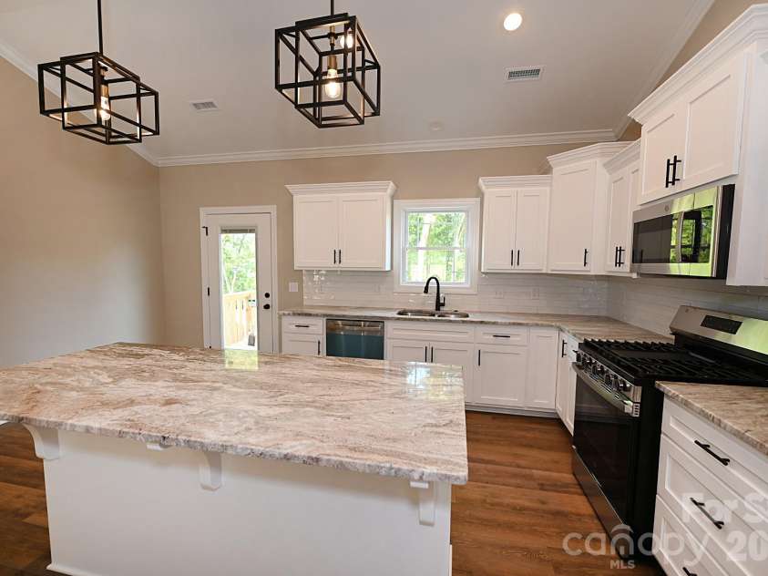 4940 Southview Drive, Hickory, NC 28602.  MLS# CAR4275287, YatesRealty ID 24995. 