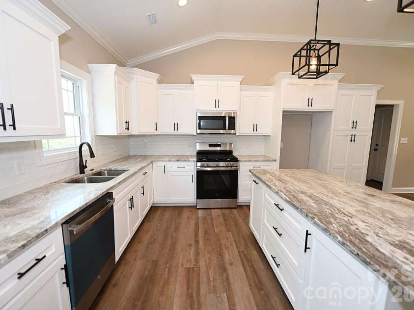 4940 Southview Drive, Hickory, NC 28602.  MLS# CAR4275287, YatesRealty ID 24995. 