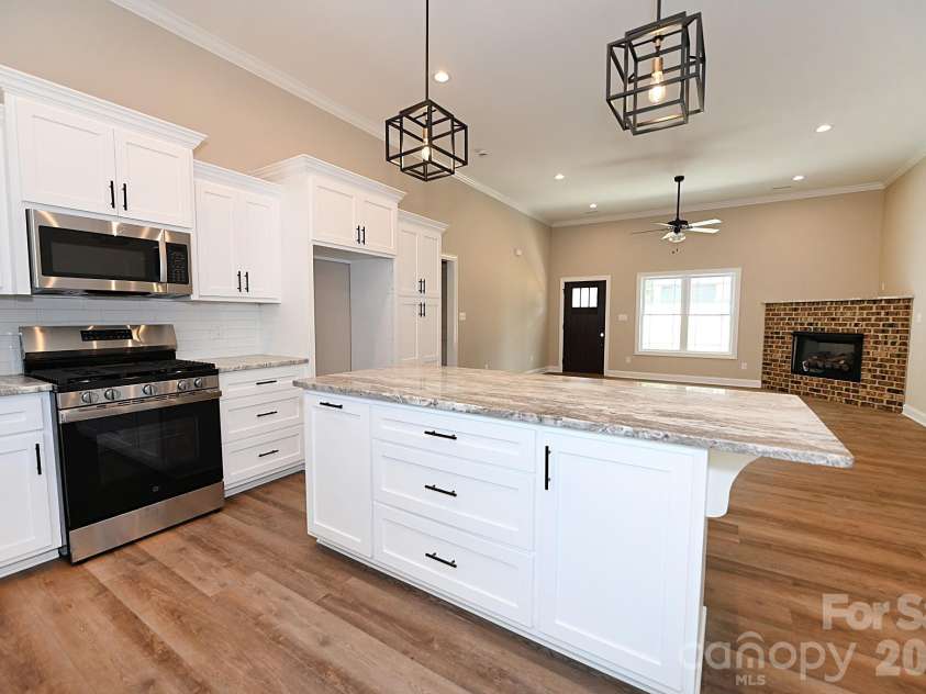 4940 Southview Drive, Hickory, NC 28602.  MLS# CAR4275287, YatesRealty ID 24995. 