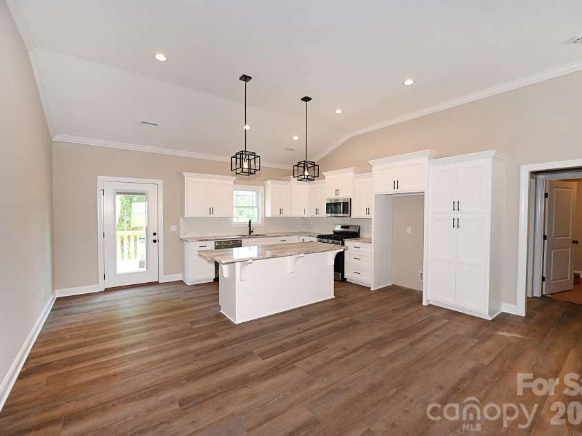 4940 Southview Drive, Hickory, NC 28602.  MLS# CAR4275287, YatesRealty ID 24995. 